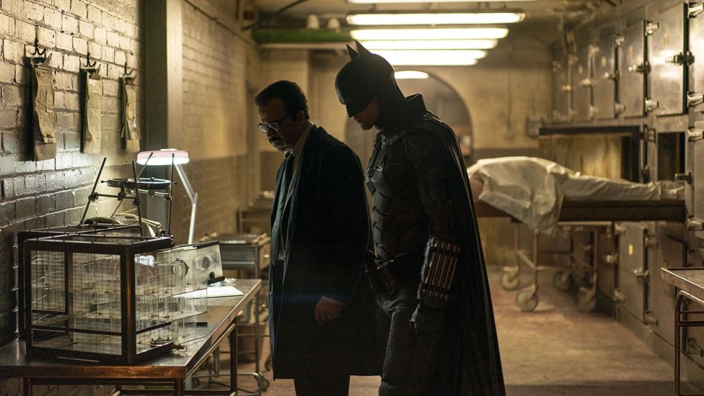 The Batman (2022) review. Robert Pattison and Jeffrey Wright as Batman and Gordon investigate crime scene.